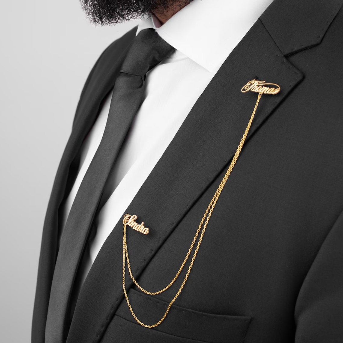 Tuxedo Lapel Pin - Broche Personalizado con Doble Nombre para